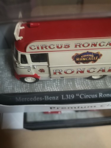 Circus roncalli mercedes - mercedes, benz